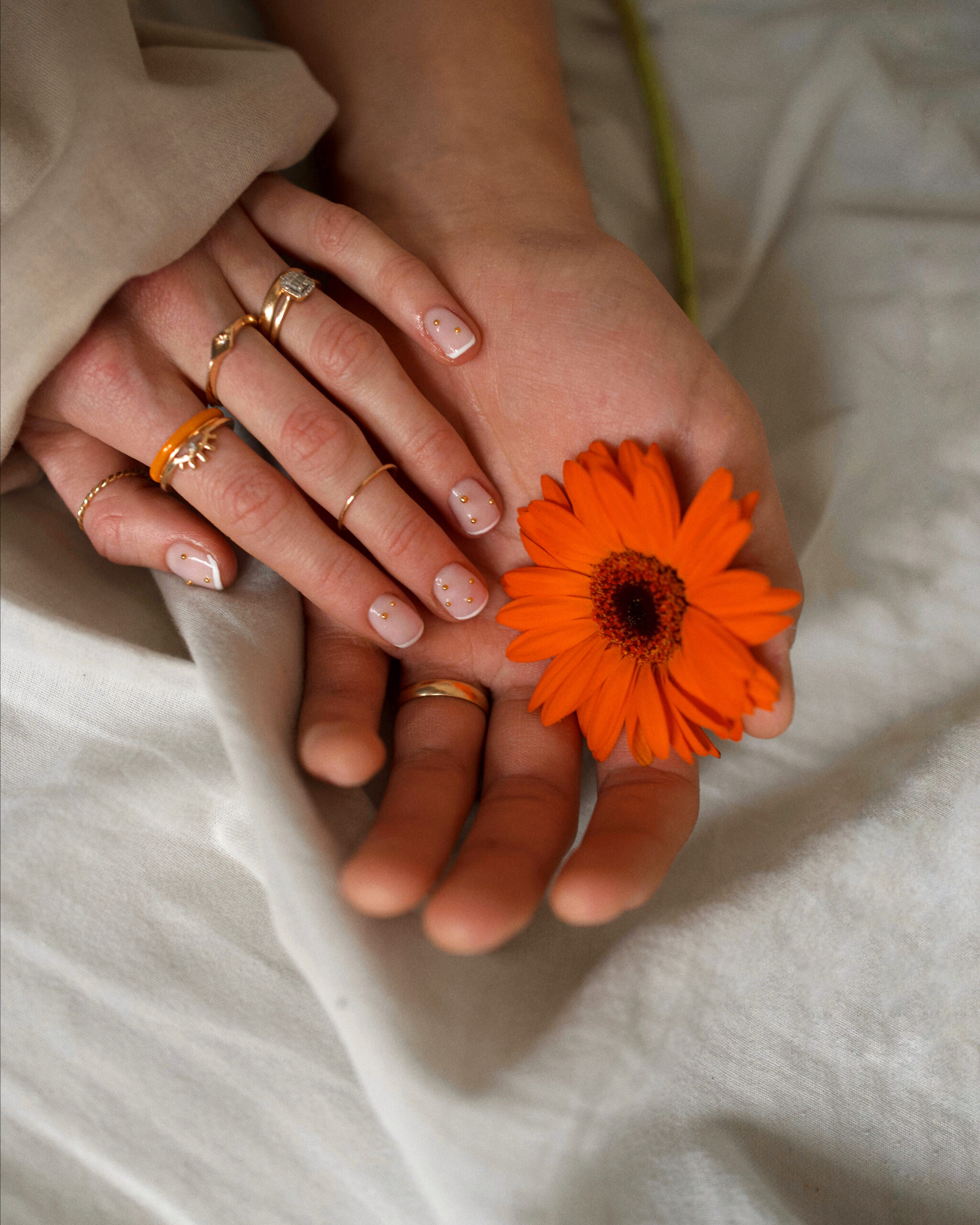 delikatne zdobienia manicure